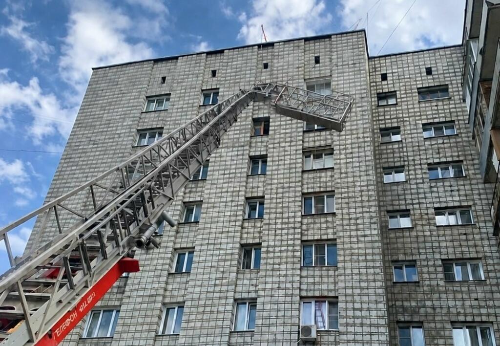 Строительная люлька чуть не рухнула