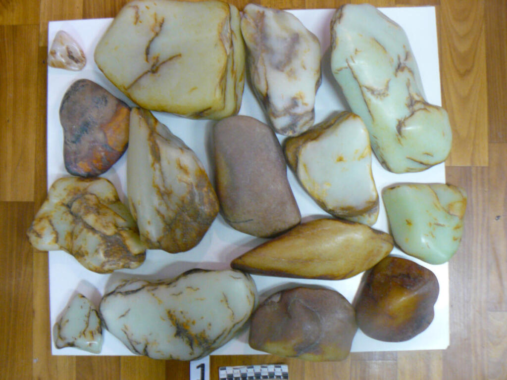 Иностранный гражданин направлялся в Дубай с двумя чемоданами нефрита